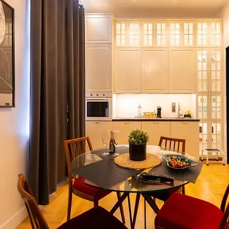 Fabulous In Center Apartment *